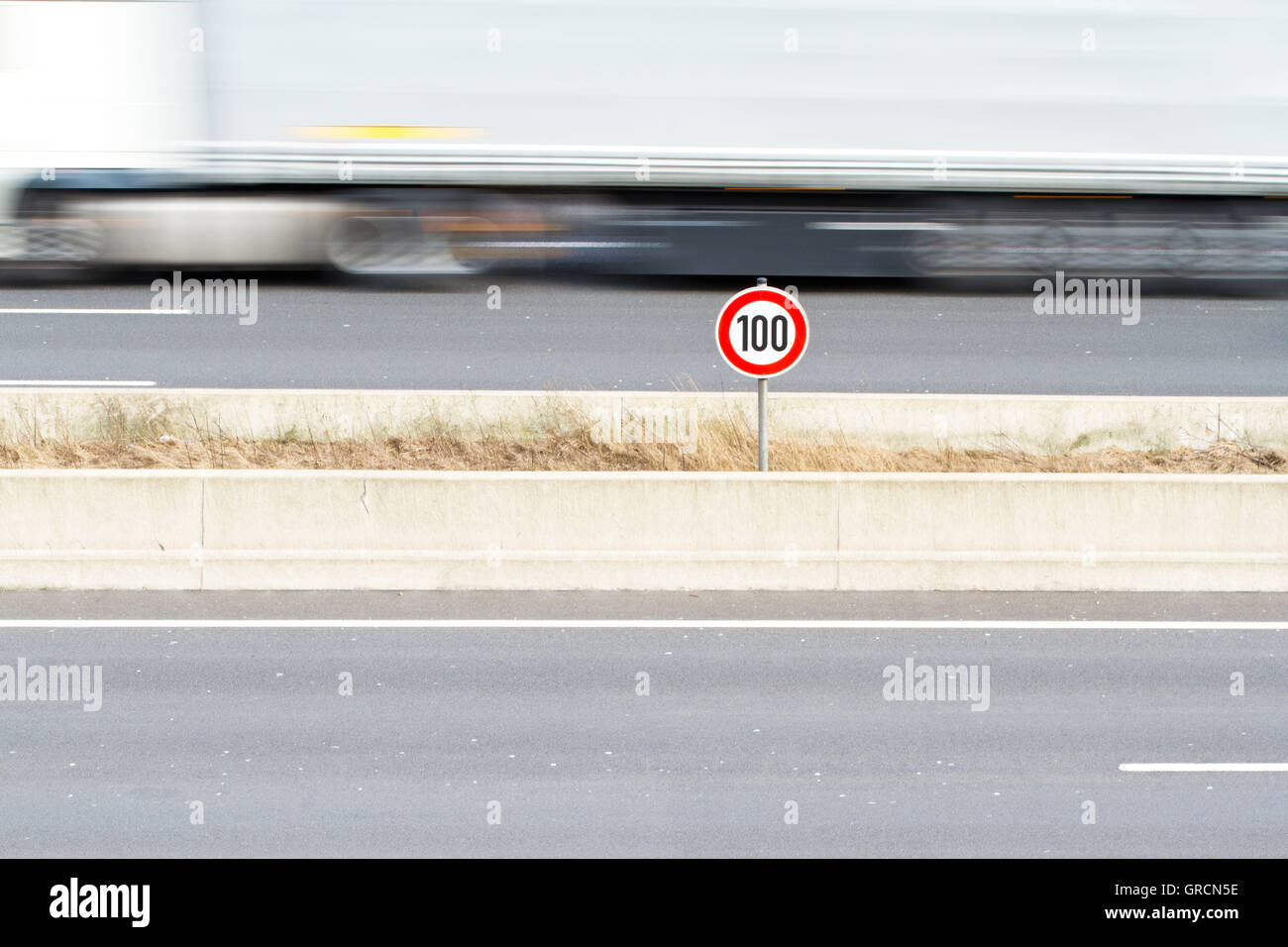 Segno del limite di velocità in autostrada traffico passante Foto Stock