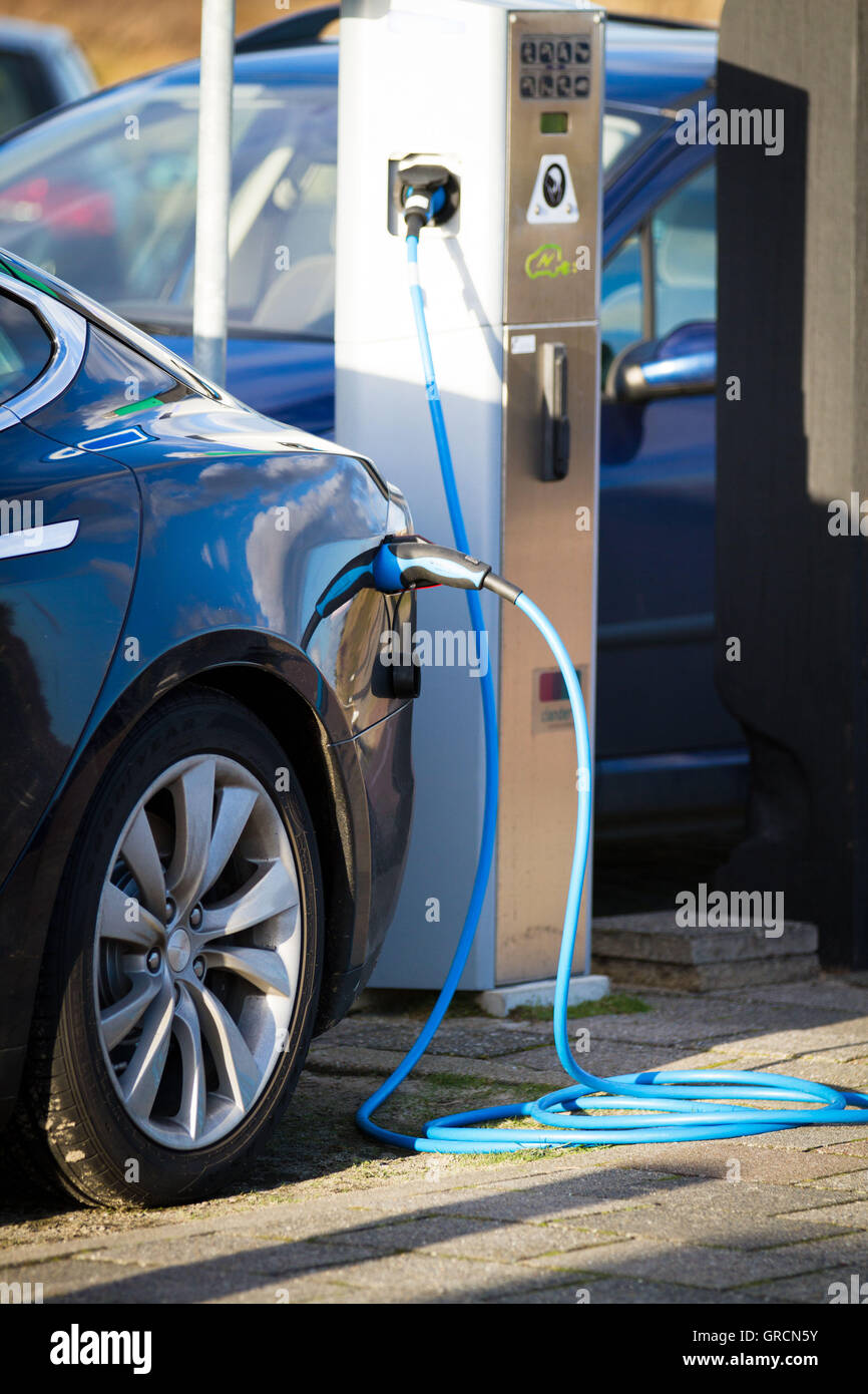 Stazione di ricarica per auto elettriche, carica Foto Stock