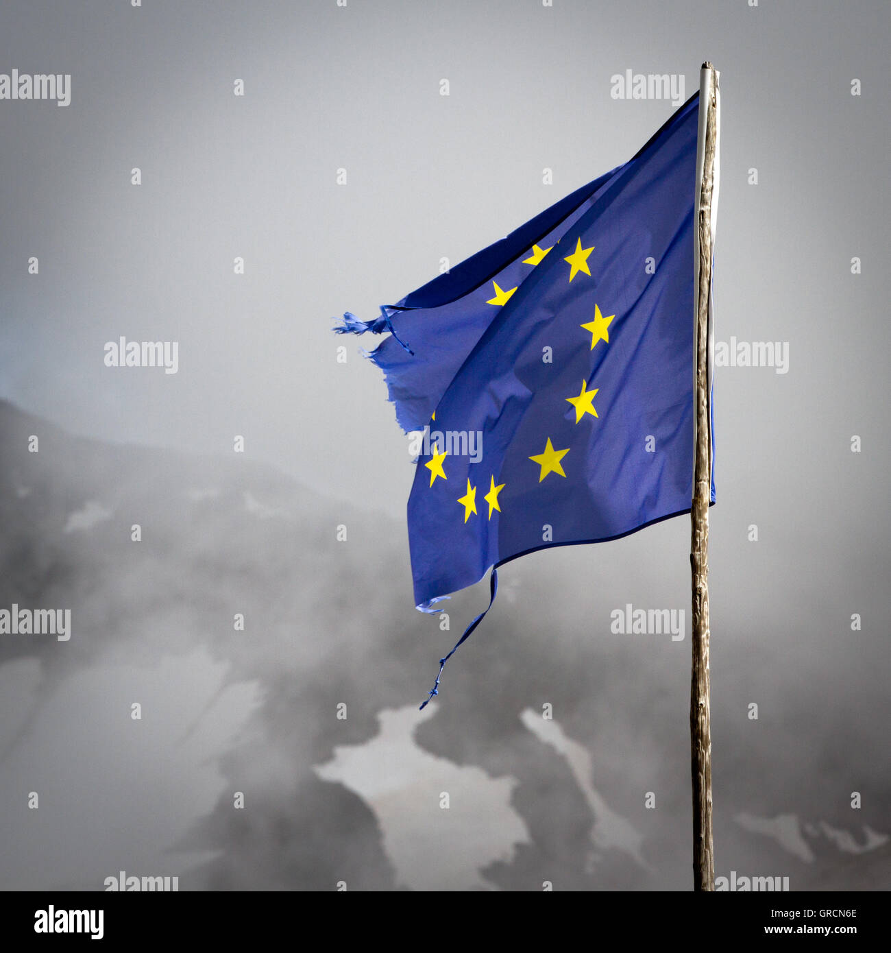 Indossato bandiera europea in inverno Foto Stock