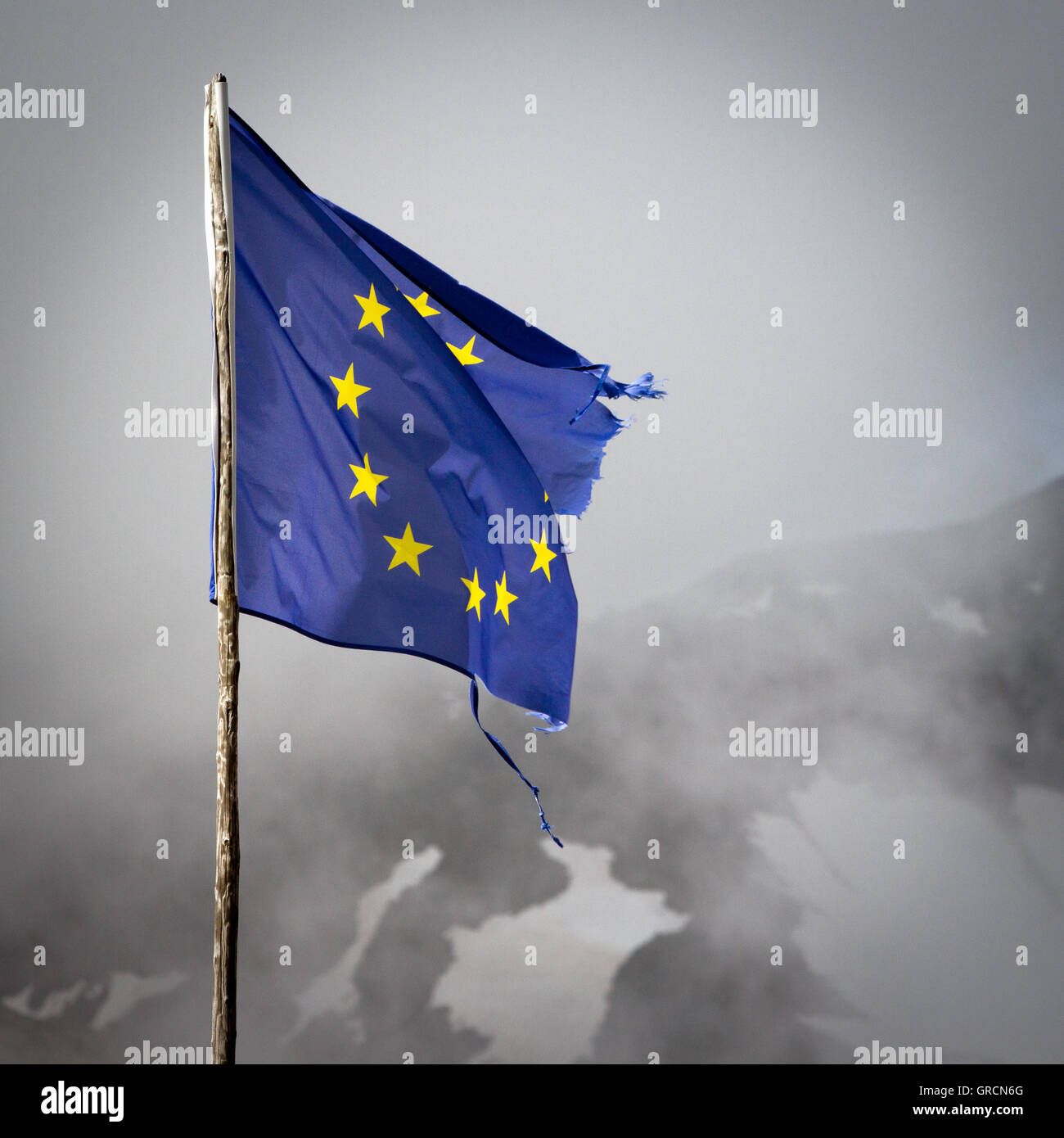 Indossato bandiera europea in inverno Foto Stock
