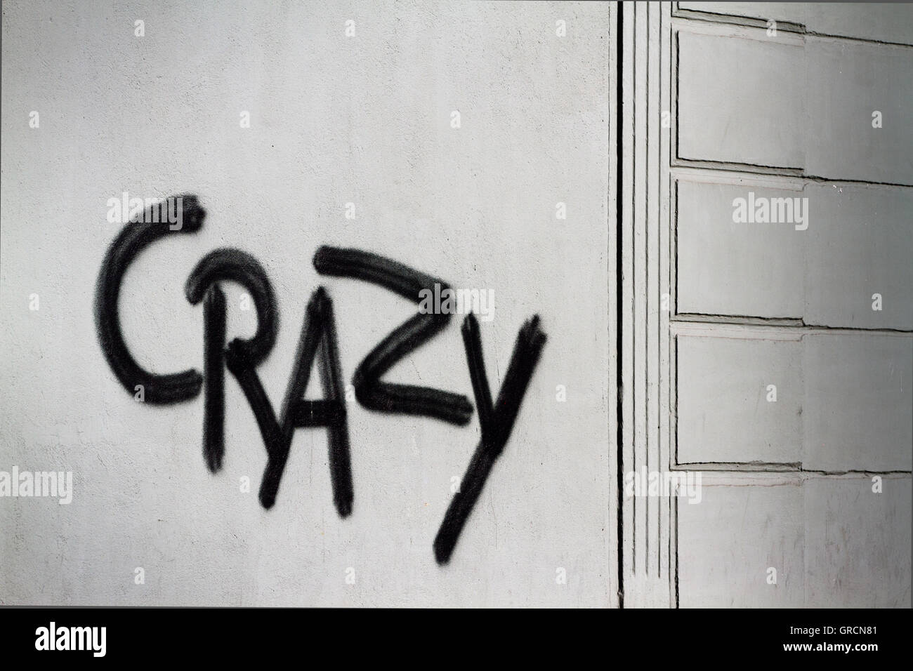 Quot Crazy Quot graffiti sul muro di casa Foto Stock