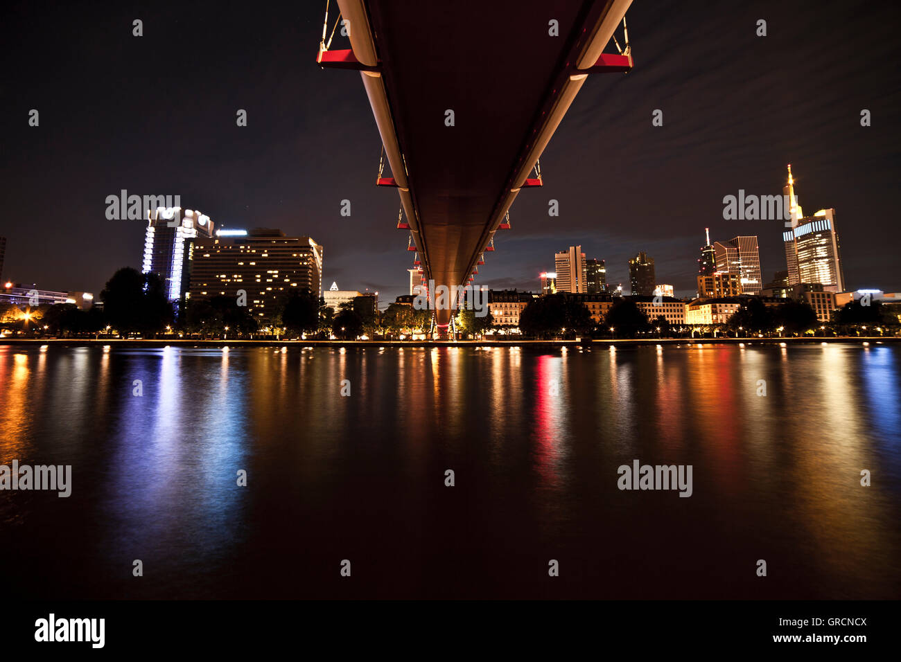 Holbeinbridge a Francoforte, girato dal di sotto di notte Foto Stock