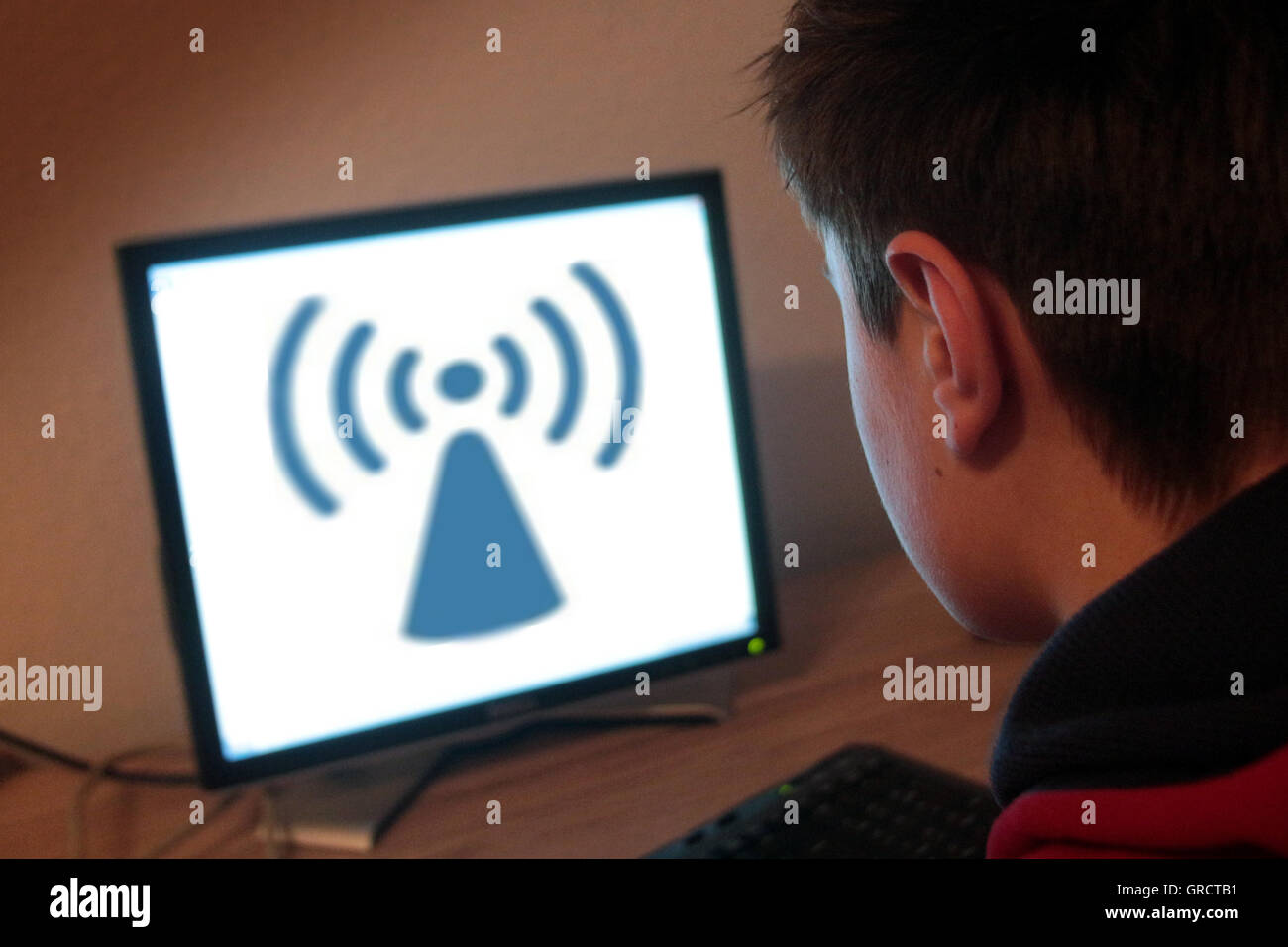 Adolescente la navigazione sul Web utilizzando la fedeltà Wireless Network Foto Stock