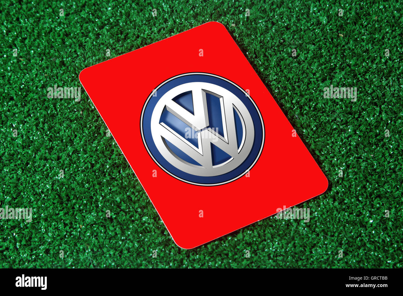 Red Card con Vw segno sul tappeto erboso verde Foto Stock