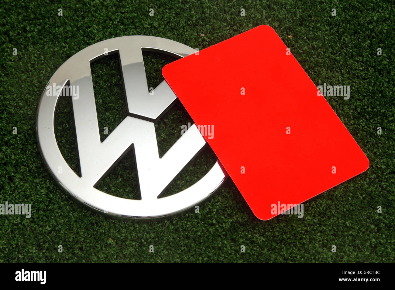 Red Card con Vw segno sul tappeto erboso verde Foto Stock