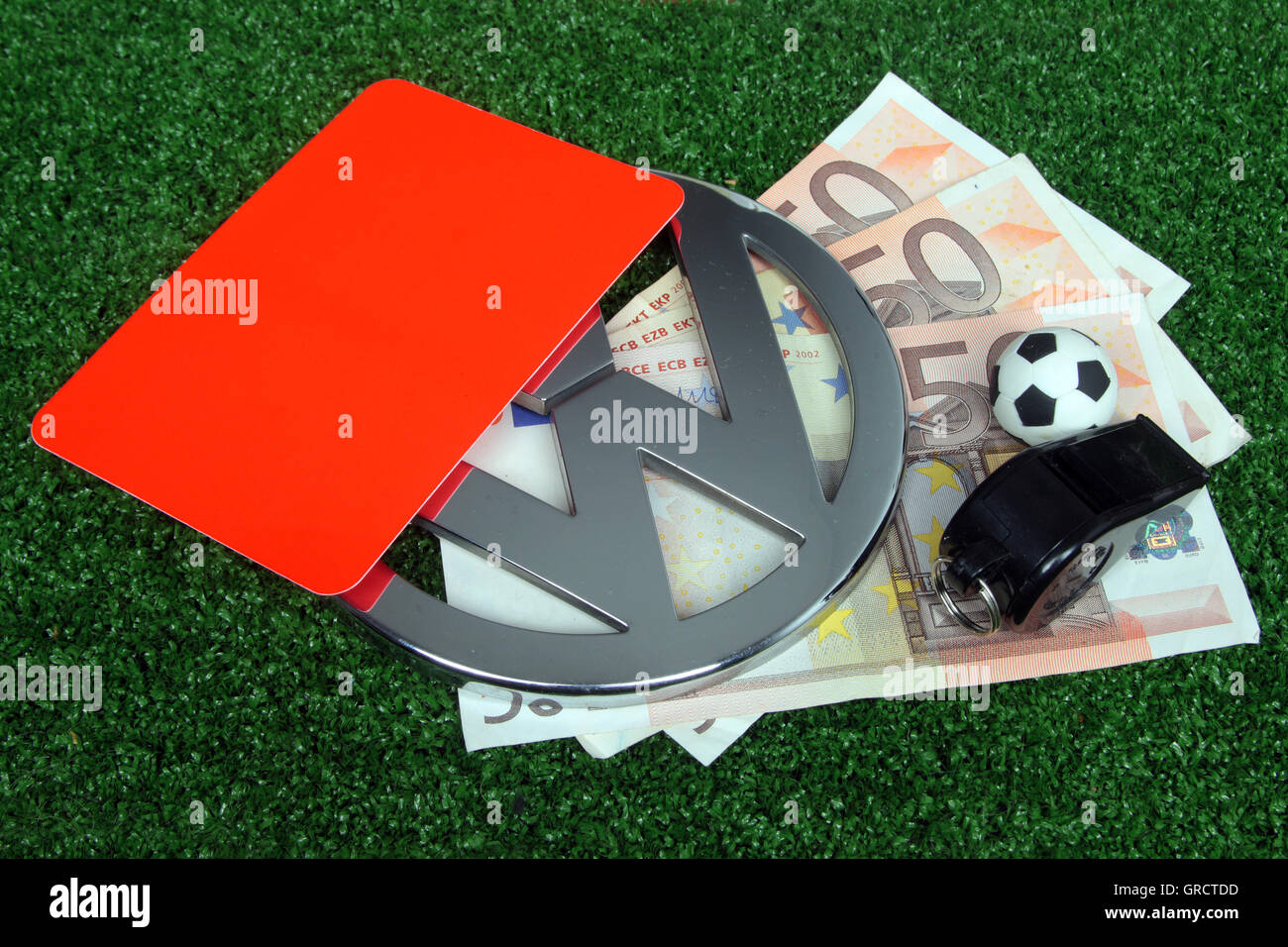 Scheda di colore rosso con stemma Vw e le fatture in euro Foto Stock