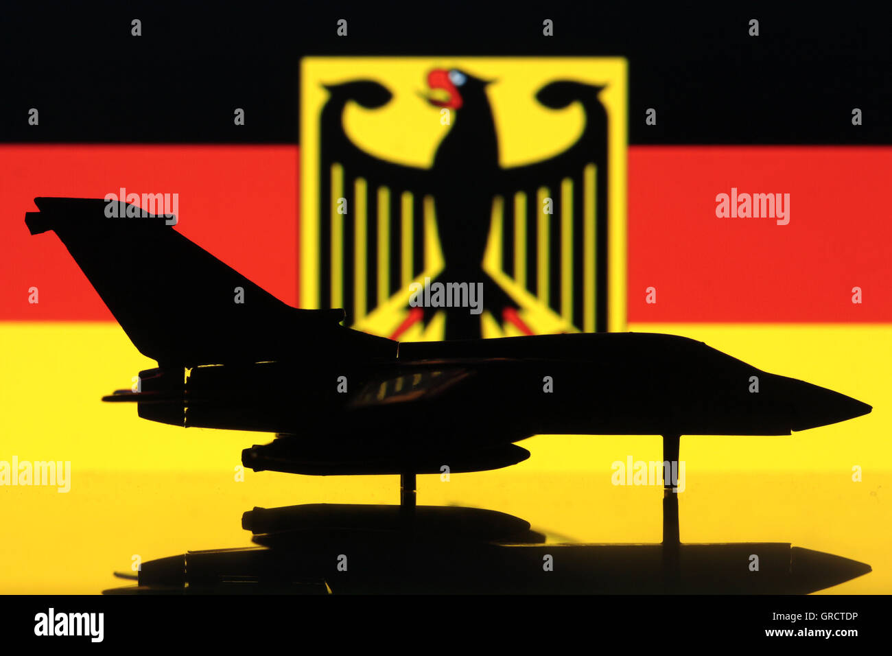 Tornado Jet militare con la bandiera del governo della Repubblica federale di Germania Foto Stock