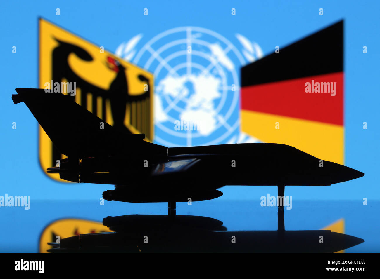Tornado Jet militare con la bandiera del governo della Repubblica federale di Germania e onu nazioni unite Foto Stock