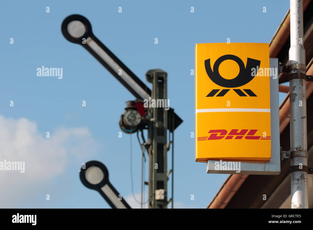 Emblema di Deutsche Post DHL con segnale ferroviario mostra vai Foto Stock