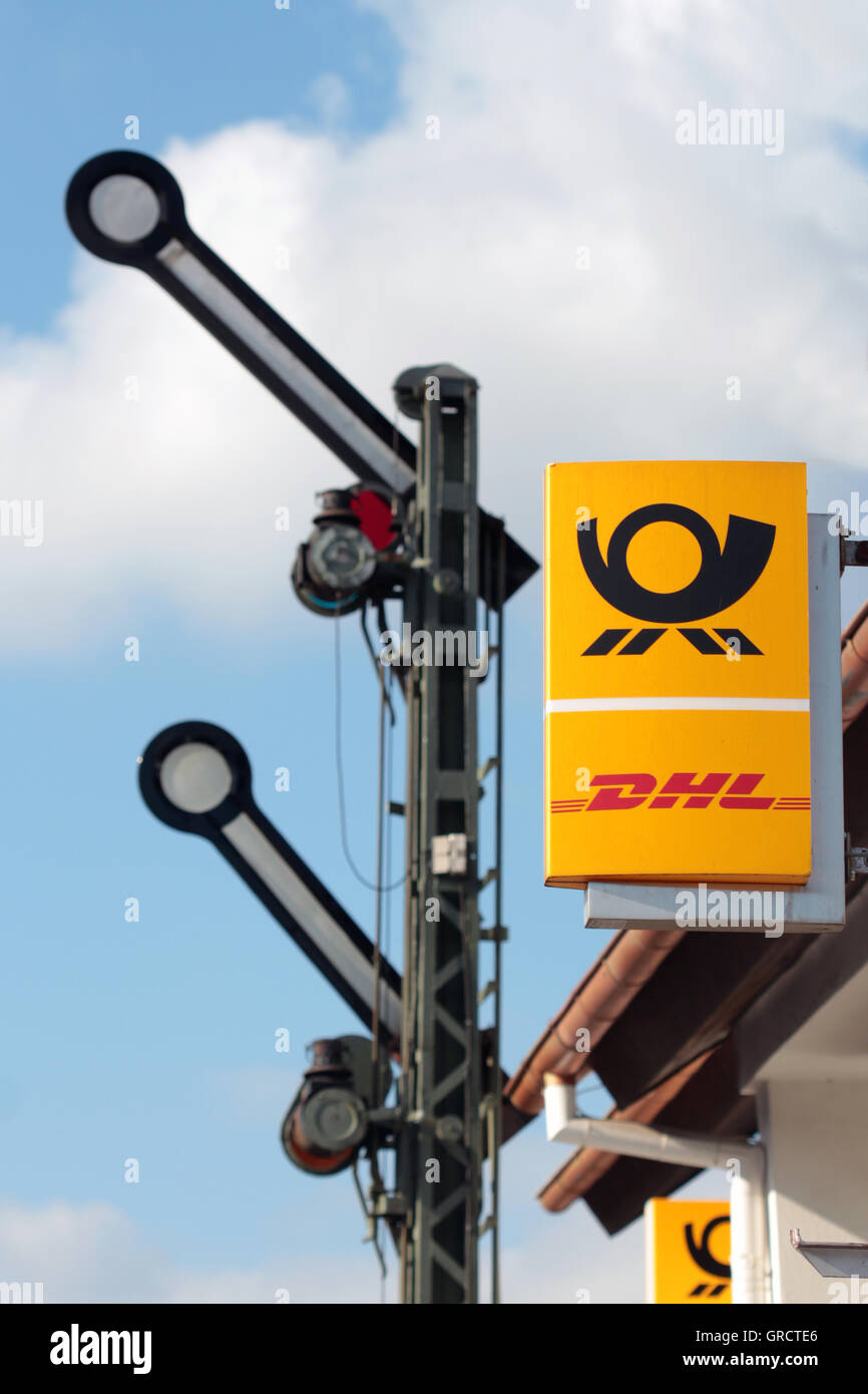Emblema di Deutsche Post DHL con segnale ferroviario mostra vai Foto Stock