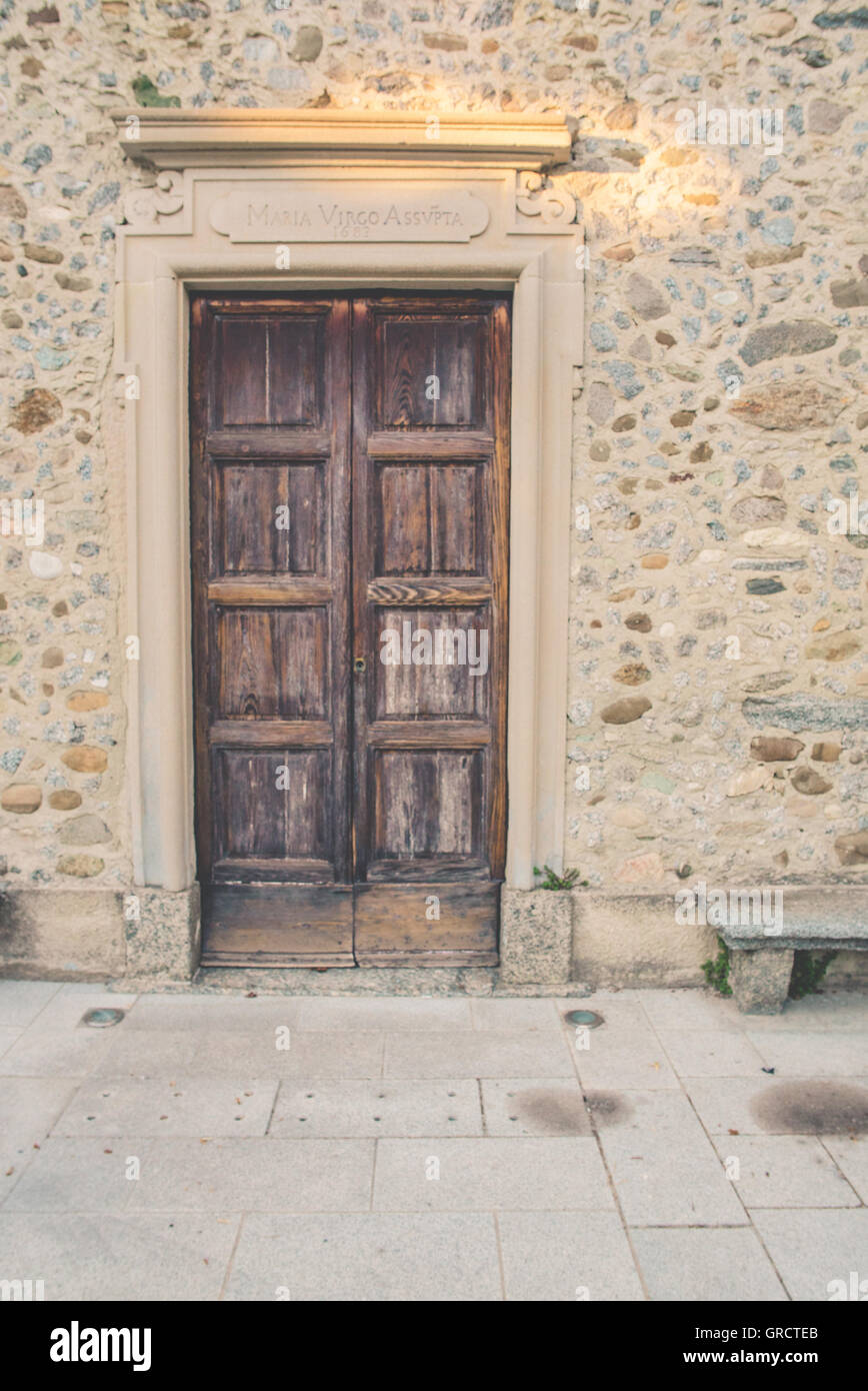 Porta di una vecchia chiesa di pietra al tramonto Foto Stock