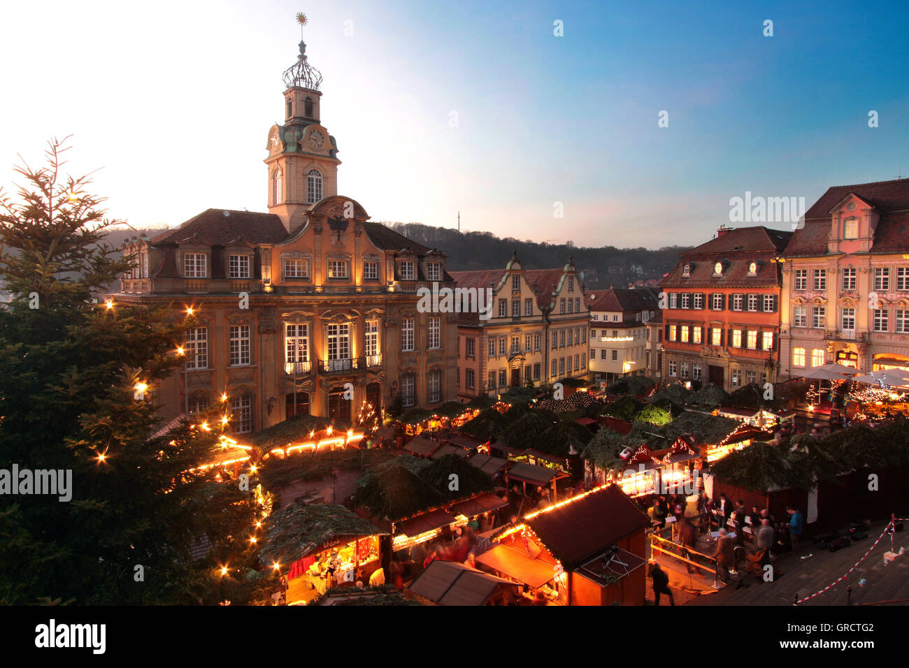 Tradizionale Mercatino di Natale nel centro storico di Città Vecchia con il municipio di Schwaebisch Hall Foto Stock