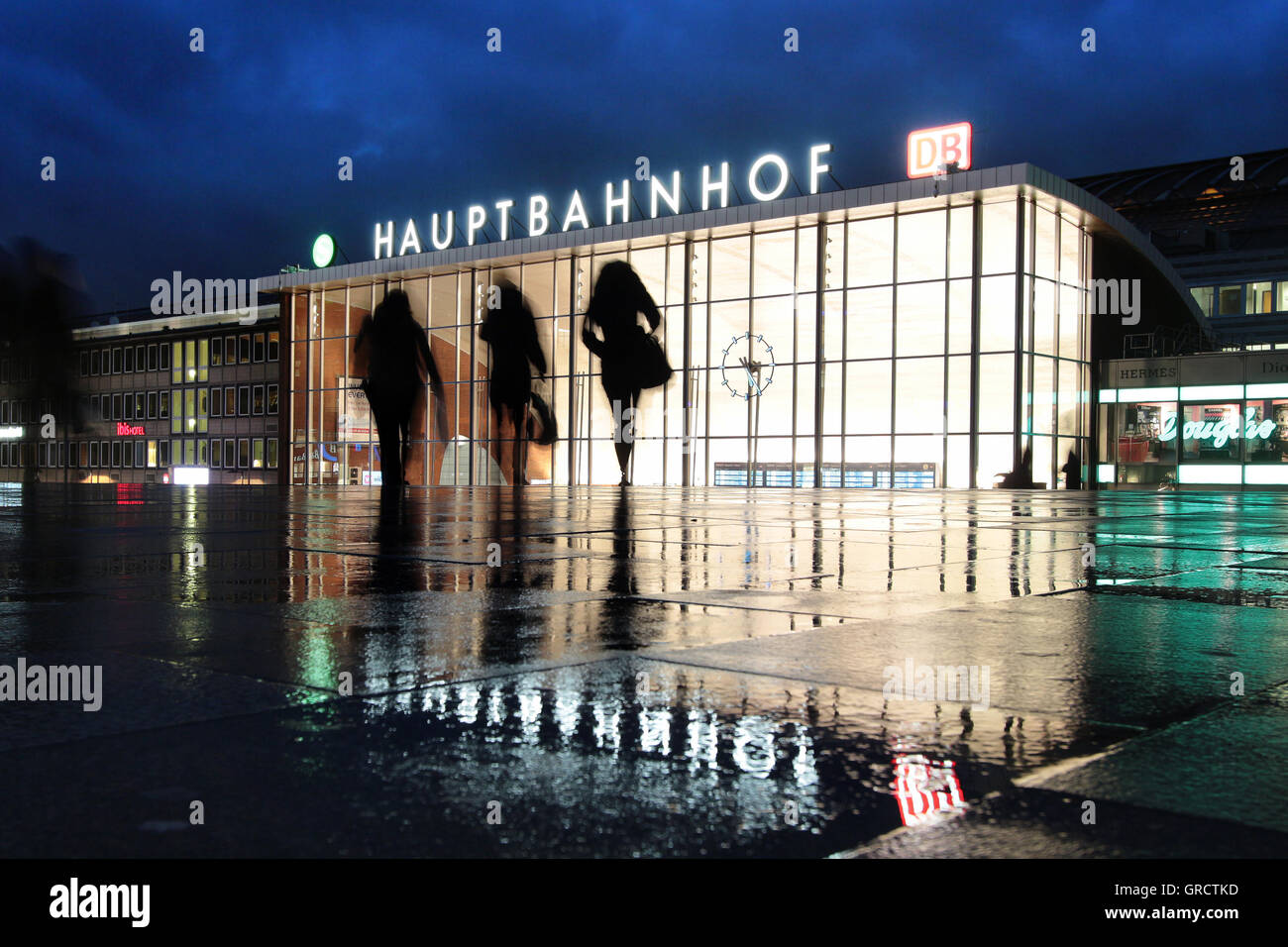Il gruppo di donne a Colonia Principale Stazione Rilway al crepuscolo Foto Stock