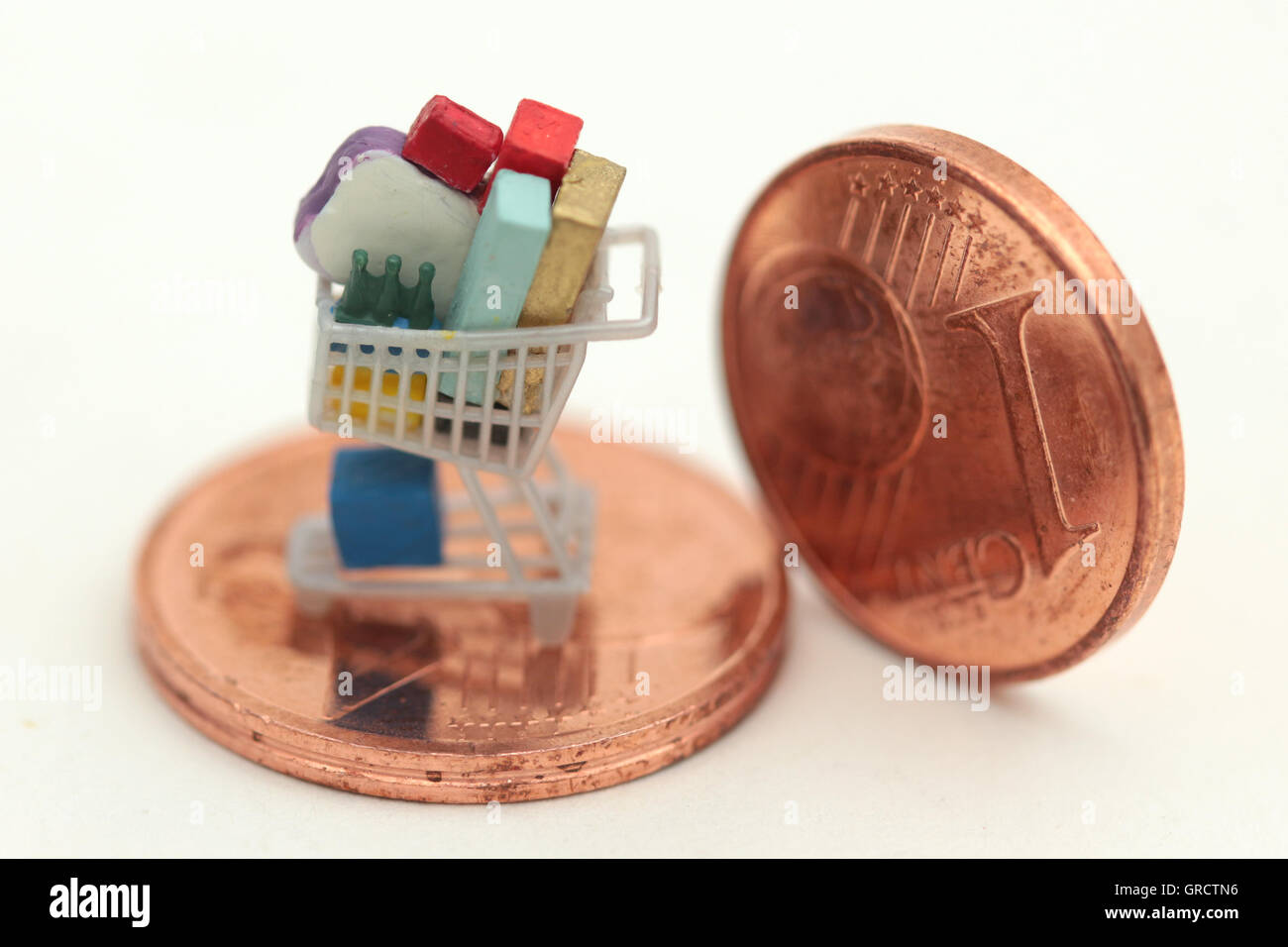 Carrello pieno di shopping su uno e due Euro Cent Foto Stock
