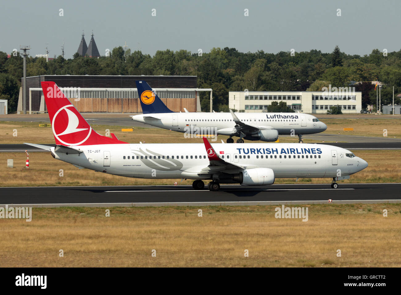Boeing 737-800 della Turkish Airlines con registrazione Tc-Jgt e Lufthansa Airbus sulla pista di Berlino Tegel TXL Foto Stock
