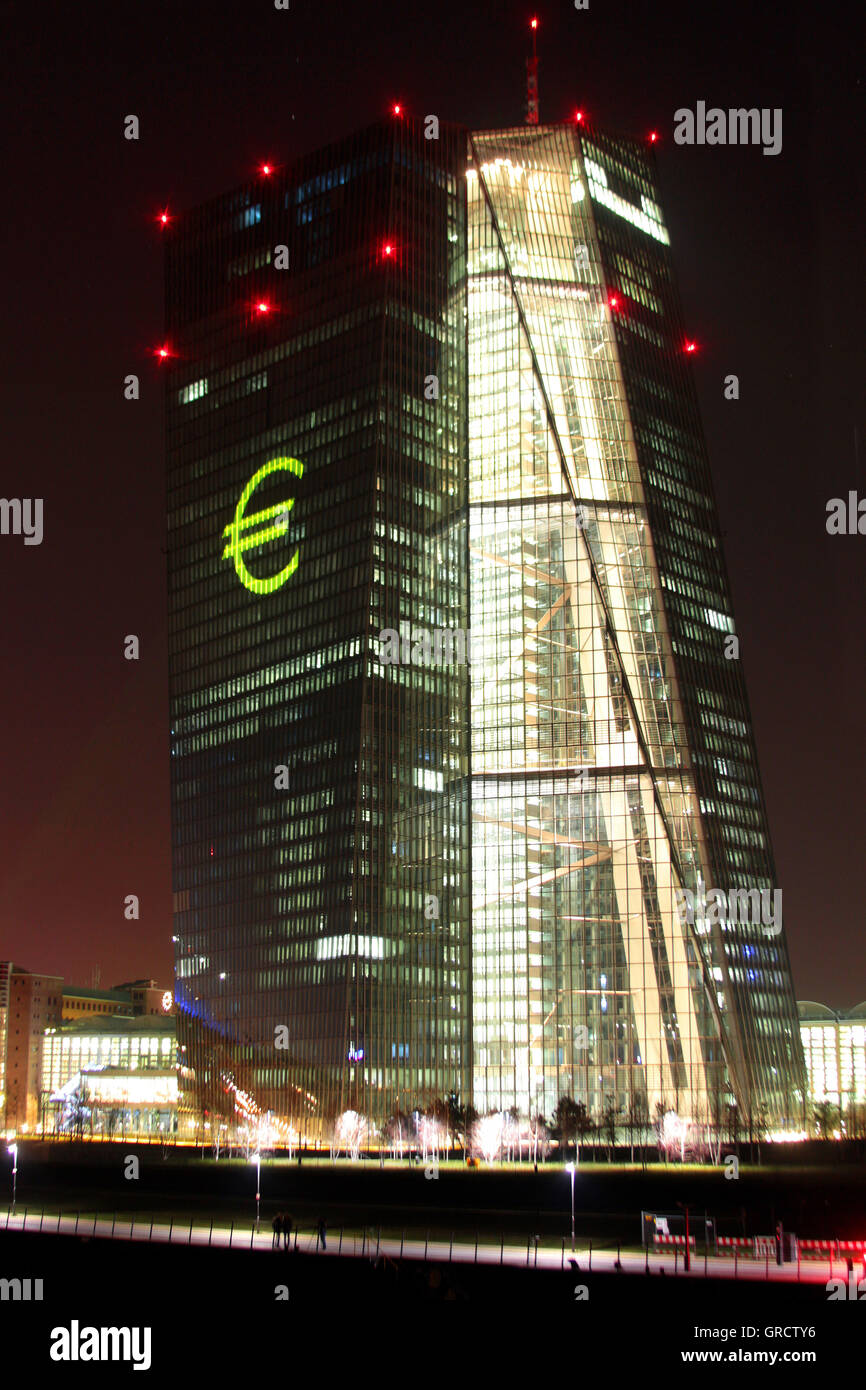 Con il simbolo Euro BCE illuminata durante il Festival della luce Luminale a Francoforte Foto Stock