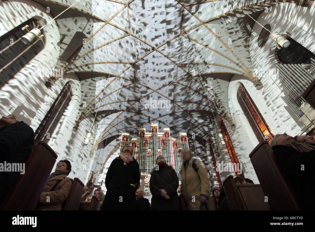 Illuminato la chiesa Sankt Katharinenkirche durante Luminale 2016 a Francoforte Foto Stock