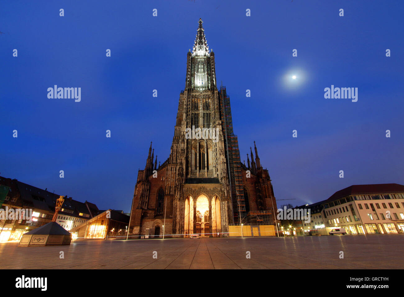 Cattedrale di Ulm durante il crepuscolo Foto Stock
