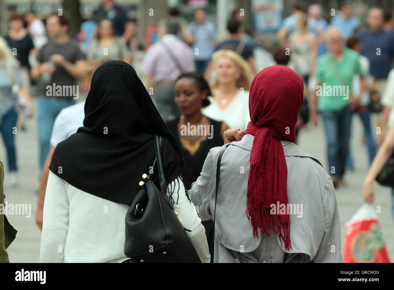 Muslima indossando panno di testa Foto Stock