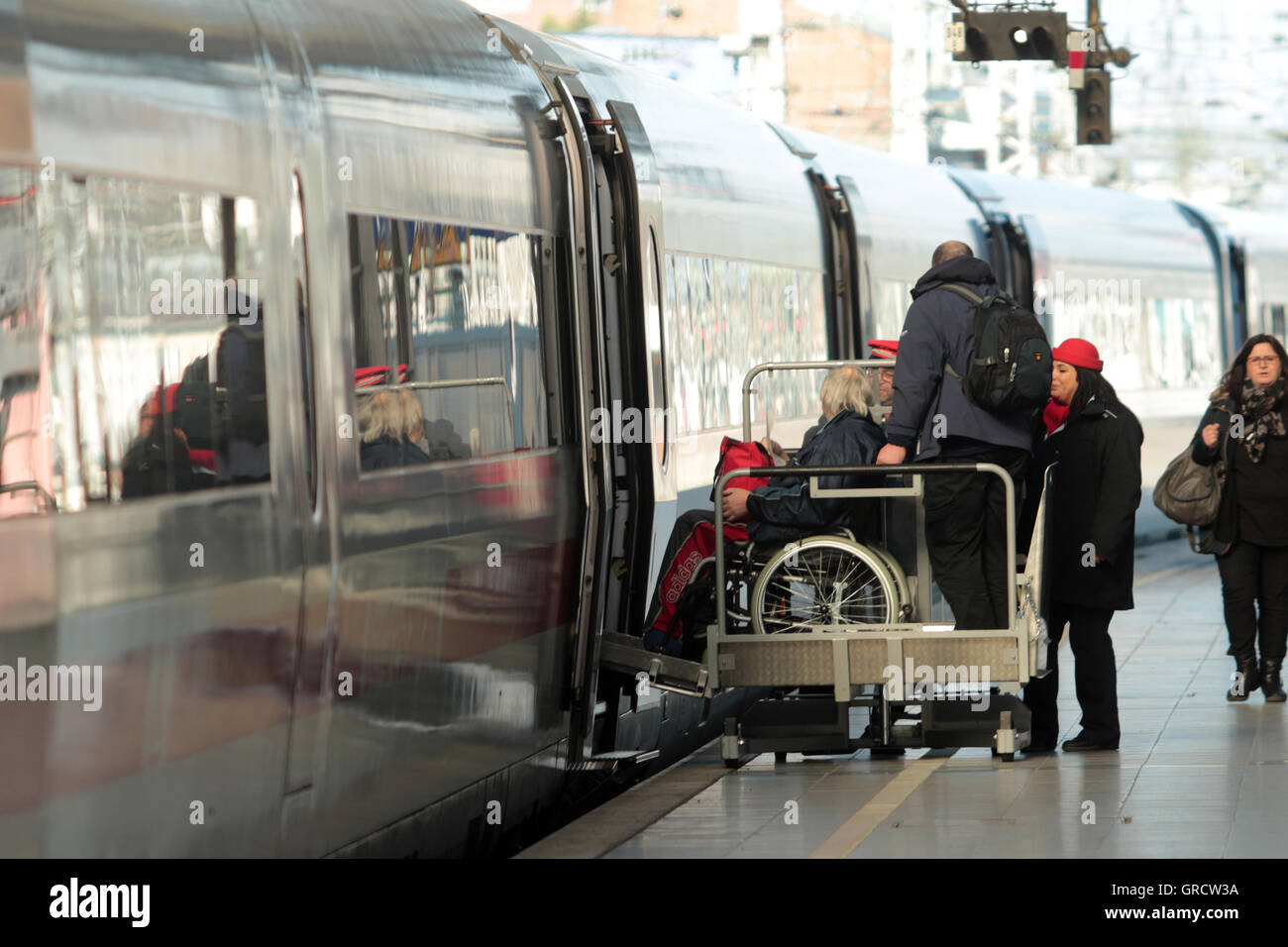 Persona disabile su sedia a rotelle è sollevata in una lunga distanza treno ICE Foto Stock