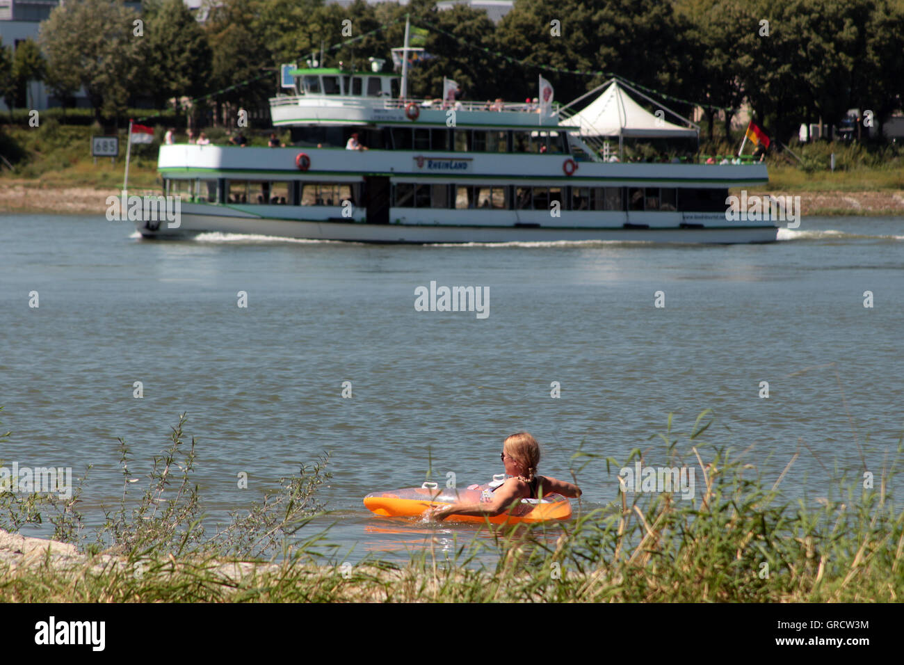 La donna la balneazione nel fiume Reno in una calda giornata estiva Foto Stock