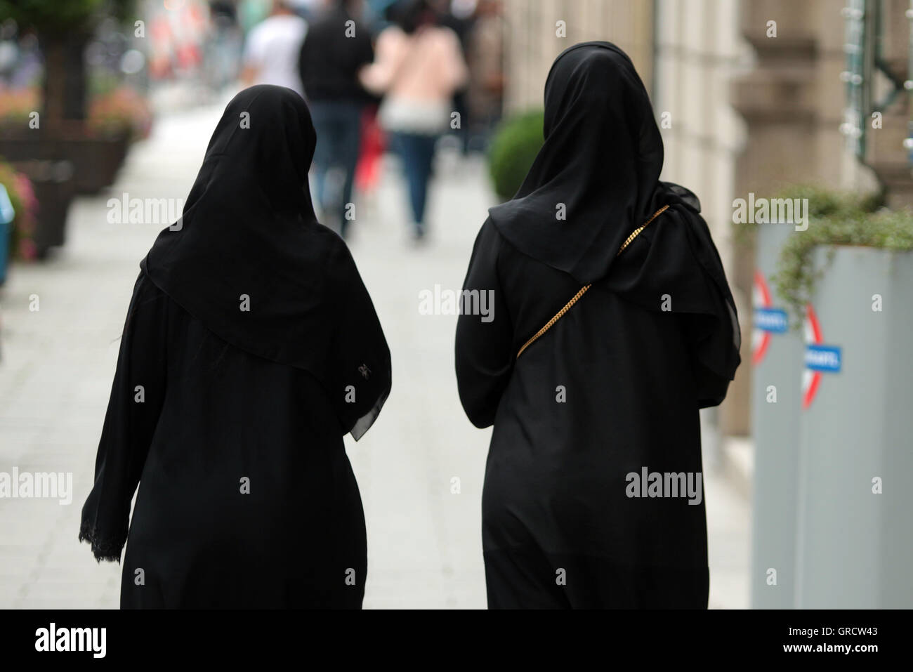 Muslima indossando Burkas in Monaco di Baviera Foto Stock