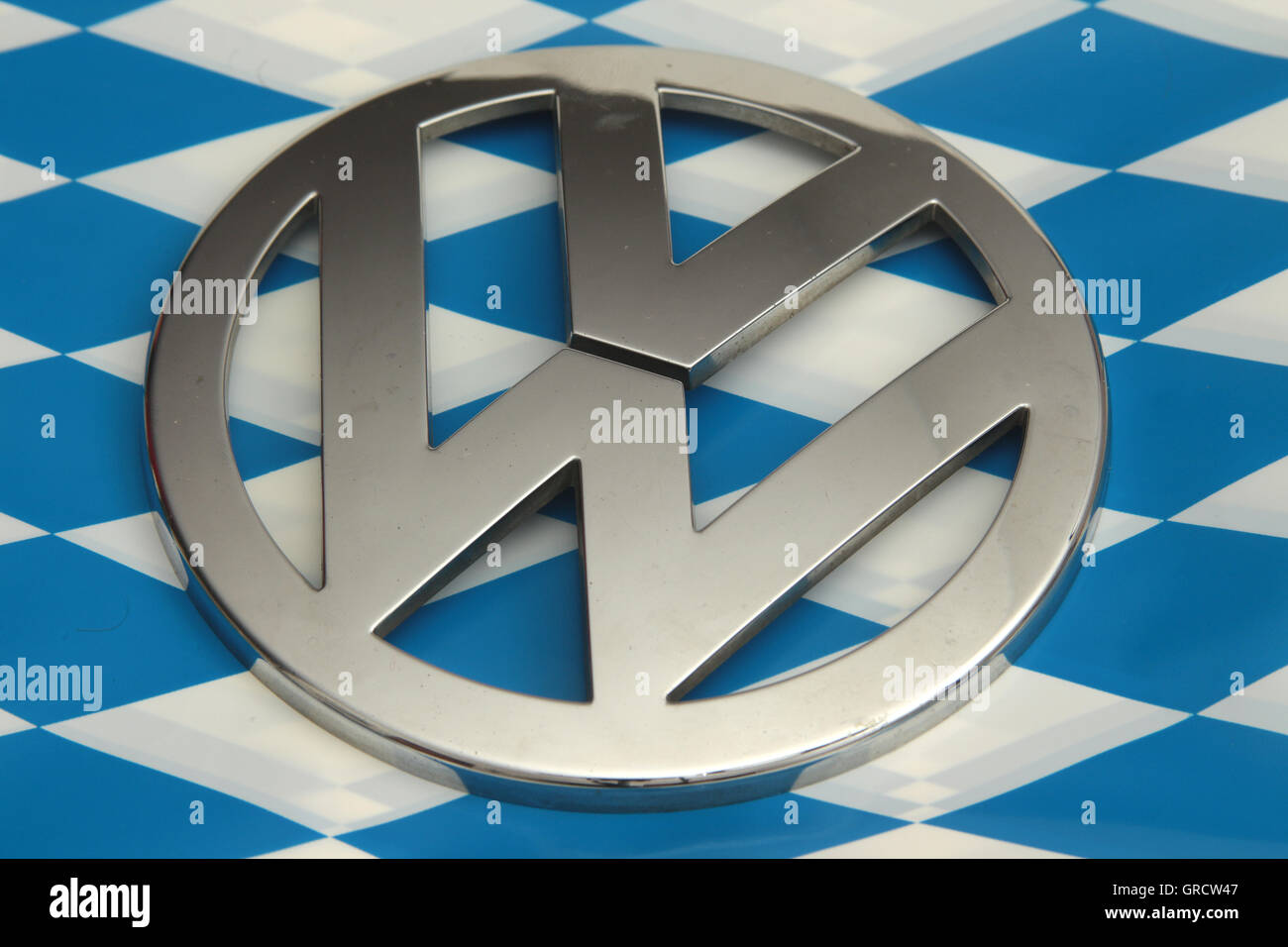 Vw Emblema sulla bandiera bavarese Foto Stock