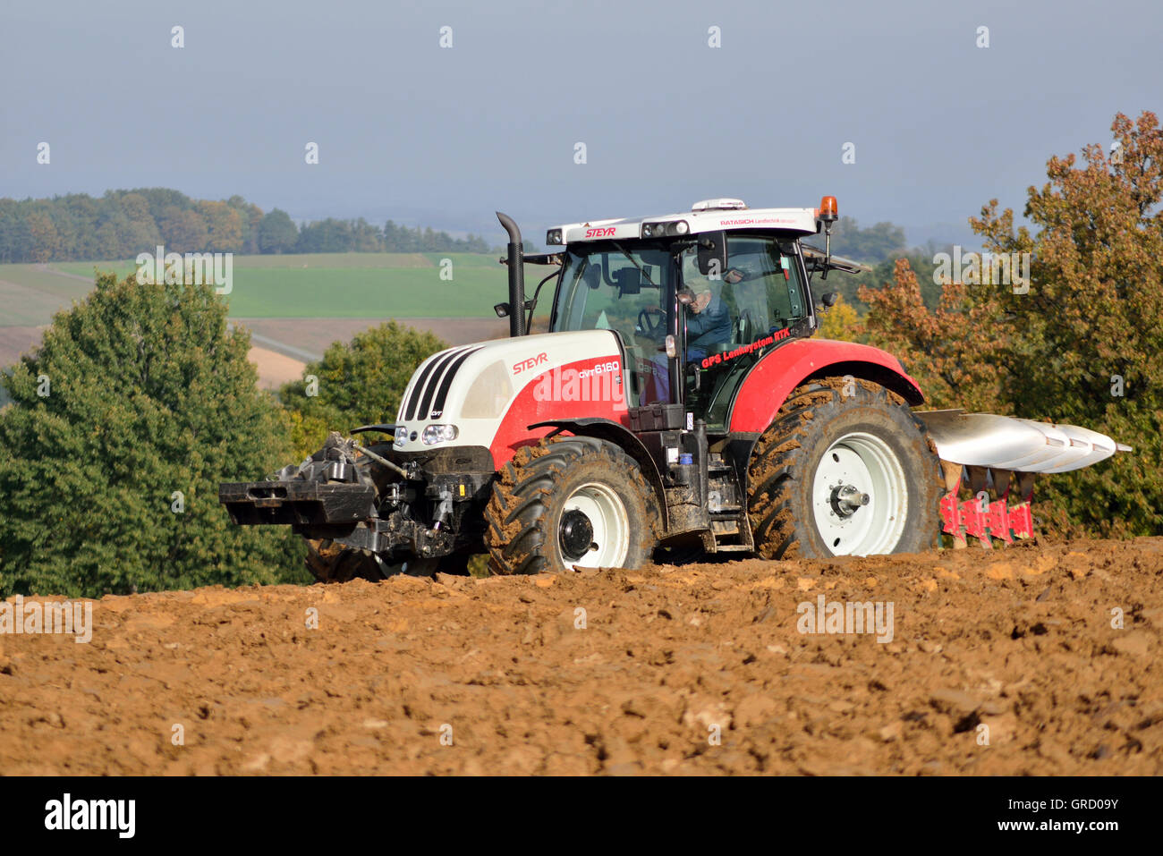 25.Oktober 2015 Traktor Mit Pflug Auf Herbstlichem Feld Foto Stock
