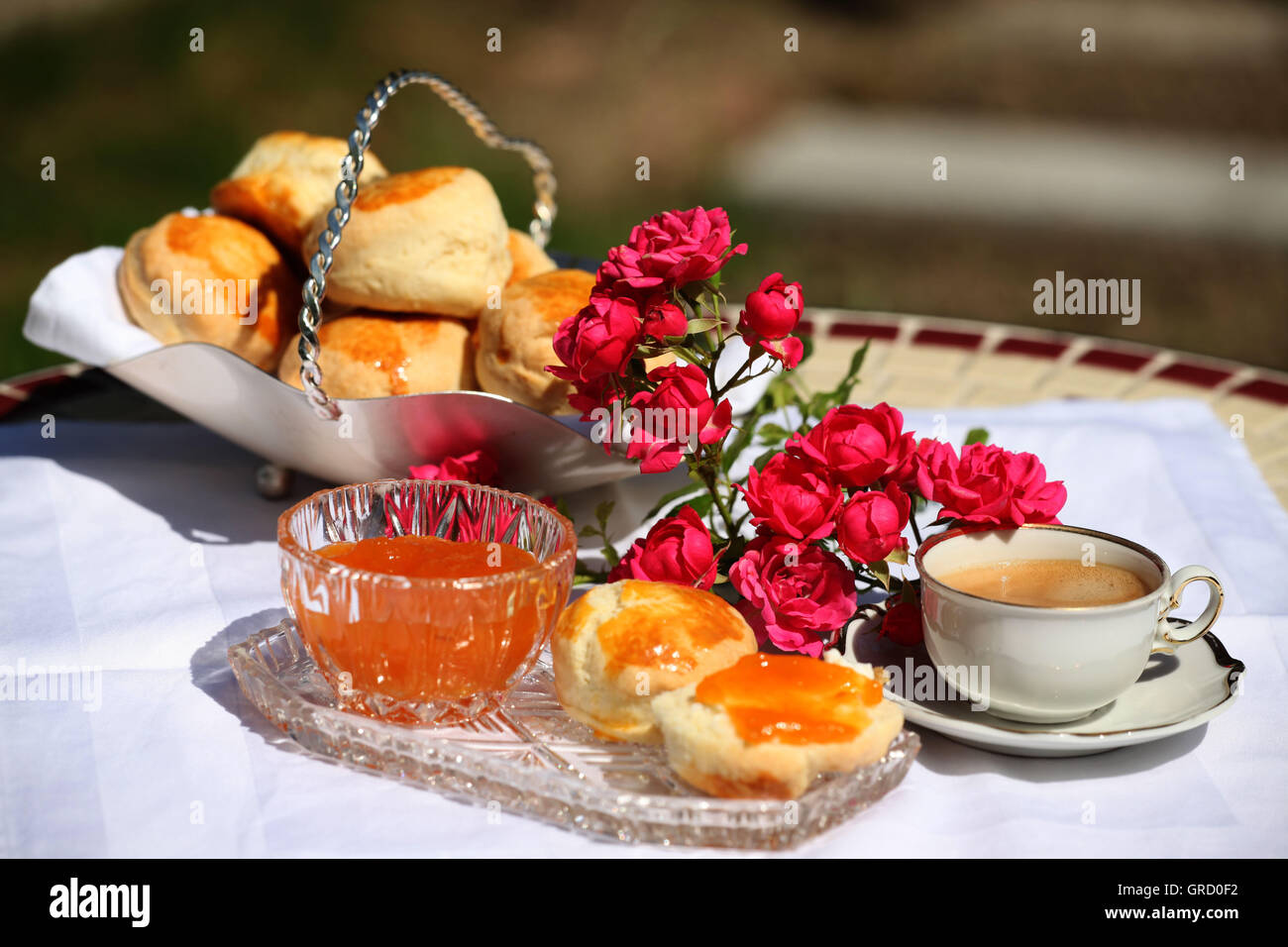 Avendo prima colazione con marmellate fatte in casa e scones Foto Stock