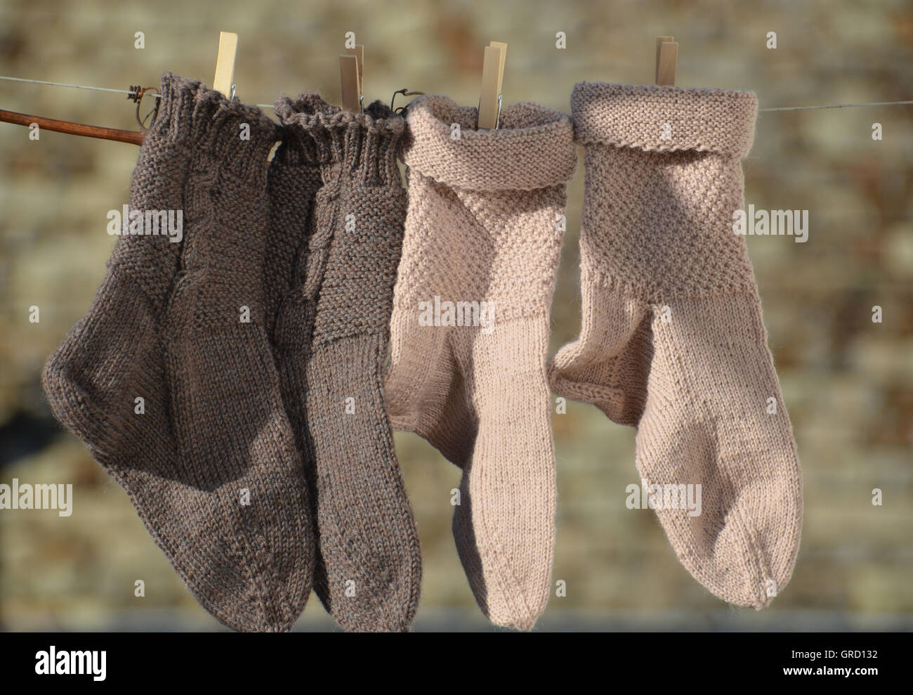 Anche in maglia di calze di lana sul stendibiancheria Foto Stock