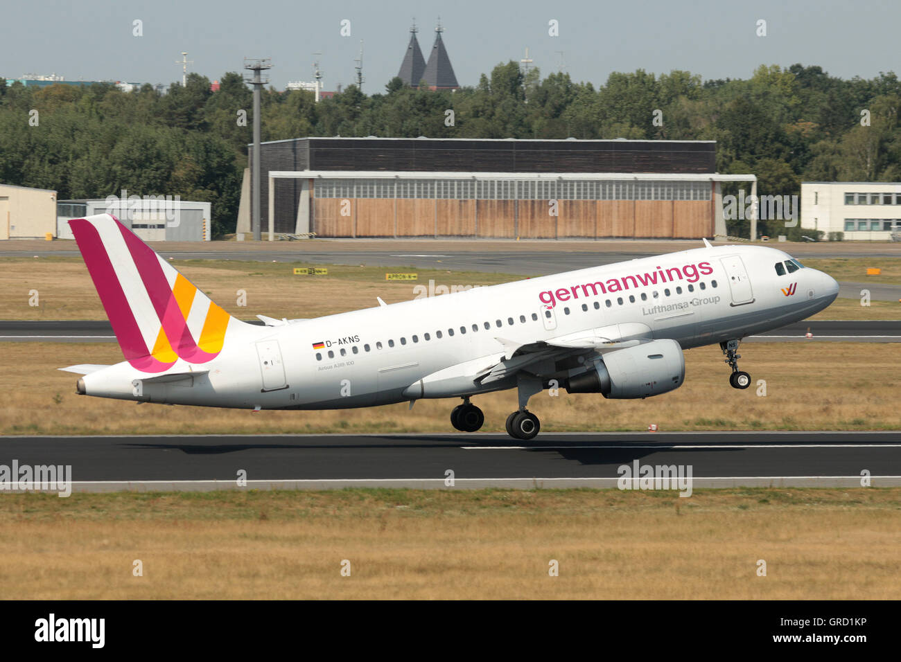 Airbus A319 con registrazione D-Akns durante la rotazione dall'aeroporto Tegel di Berlino Foto Stock