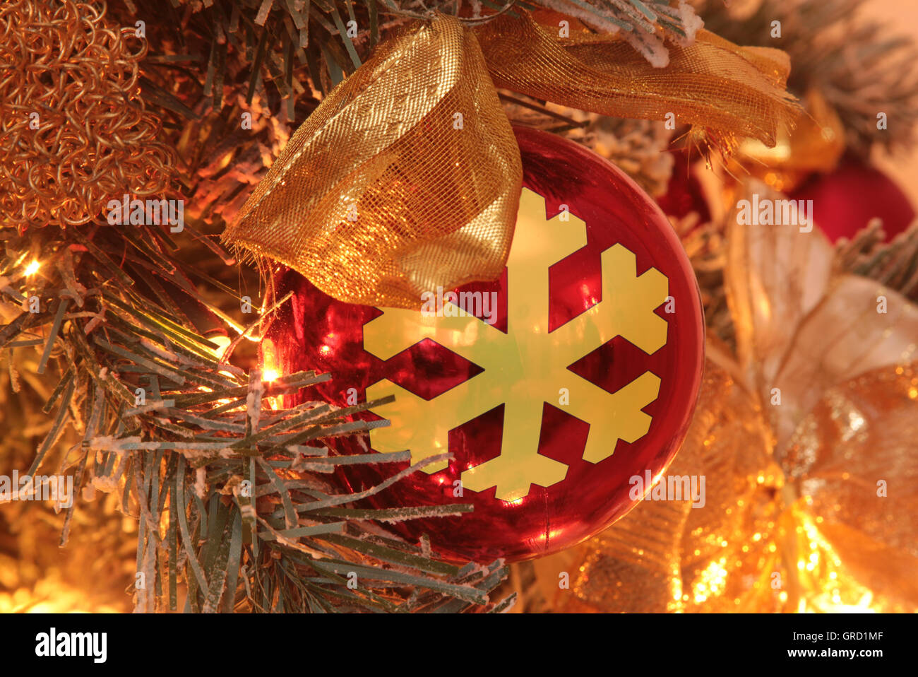 Il simbolo del fiocco di neve su di un albero di Natale ornamento Foto Stock
