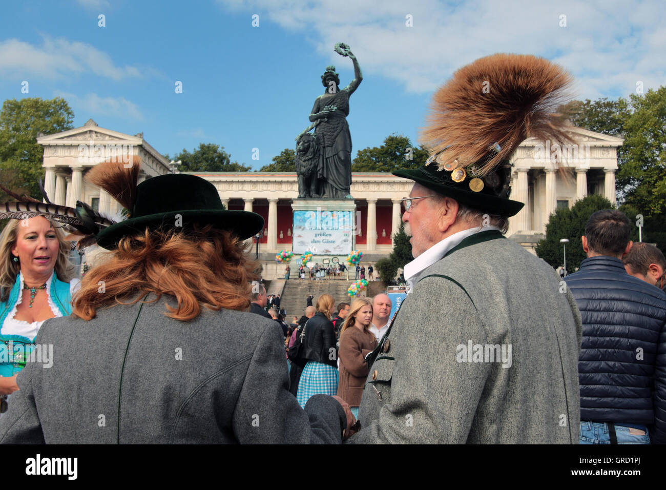 Nativo di bavaresi in costumi tradizionali durante l'Oktoberfest a monumento Bavaria Foto Stock