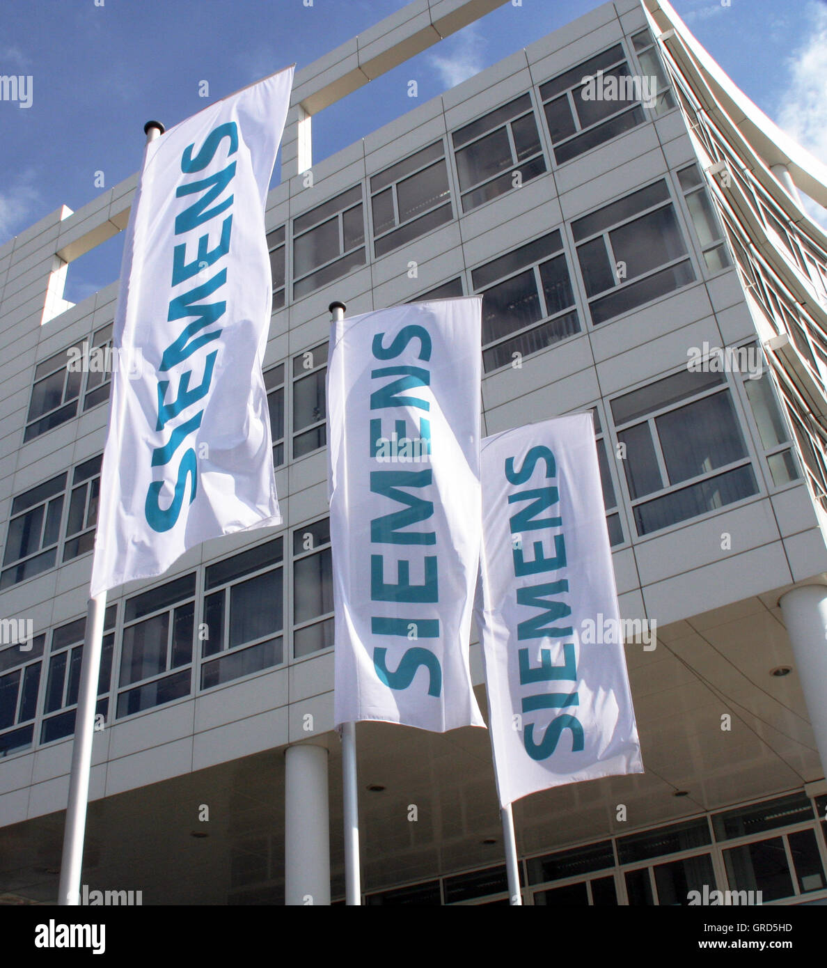 Le bandiere con il logo Siemens Foto Stock