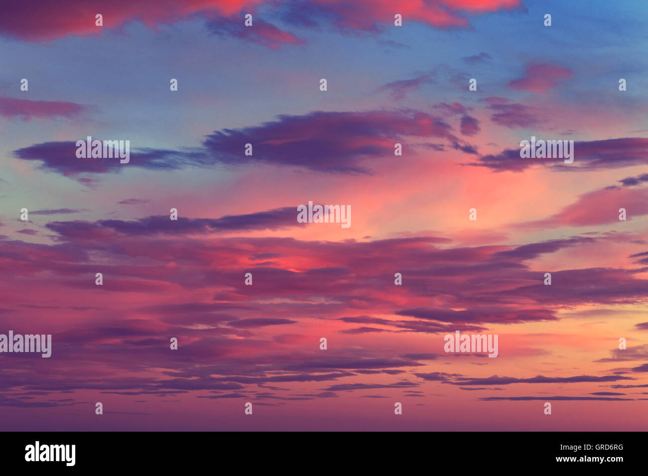 Caldi colori pastello di Twilight nuvole sullo sfondo Foto Stock