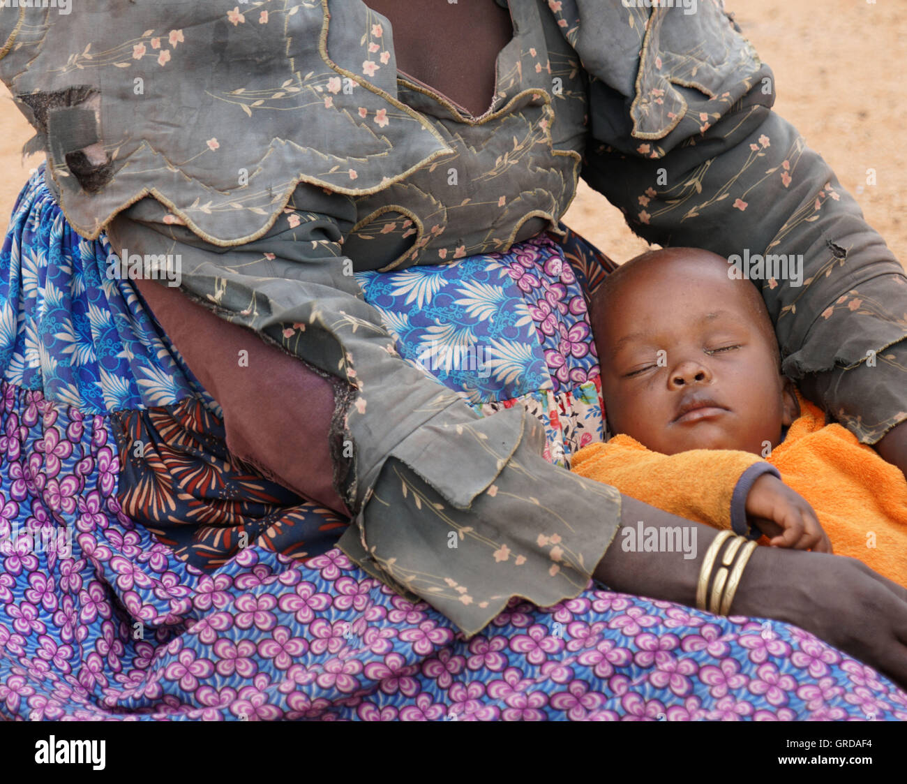 Himba donna con un bambino, Namibia Foto Stock