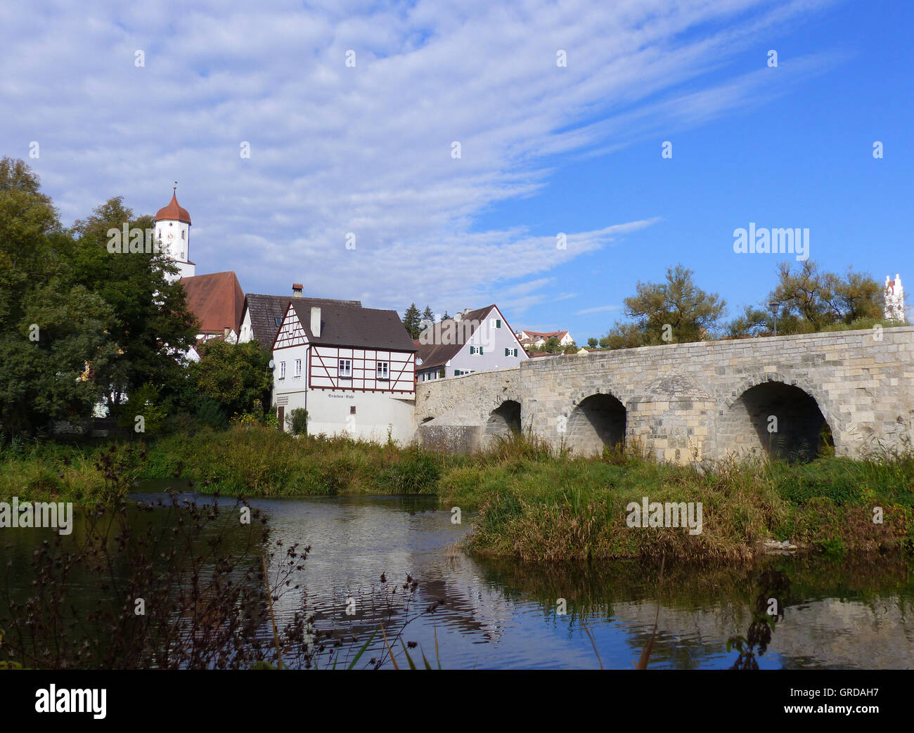 Harburg con ponte di pietra sul fiume Ober Woernitz Foto Stock