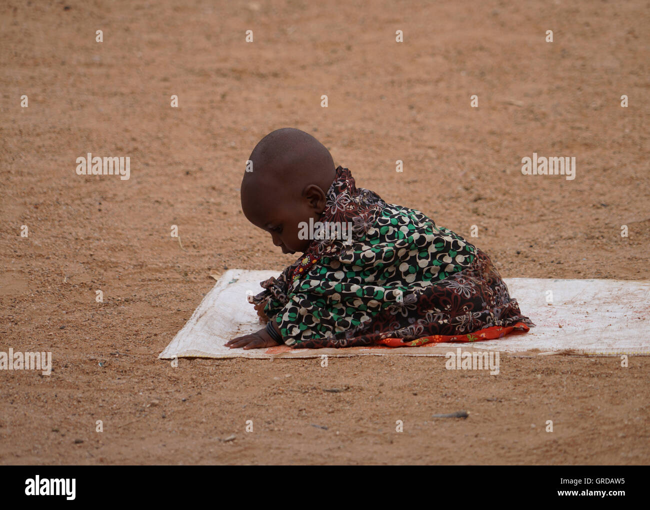 Giovani Hima bambino in abiti colorati seduti su un tappetino Foto Stock