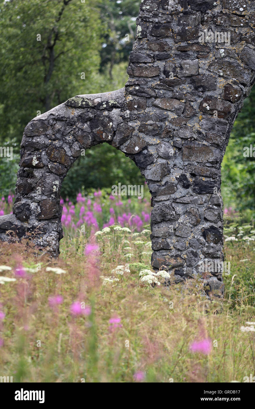 La Porta di Pietra dell'ex campo di lavoro dalla seconda Worldwar al Black Moor, Rhoen Foto Stock