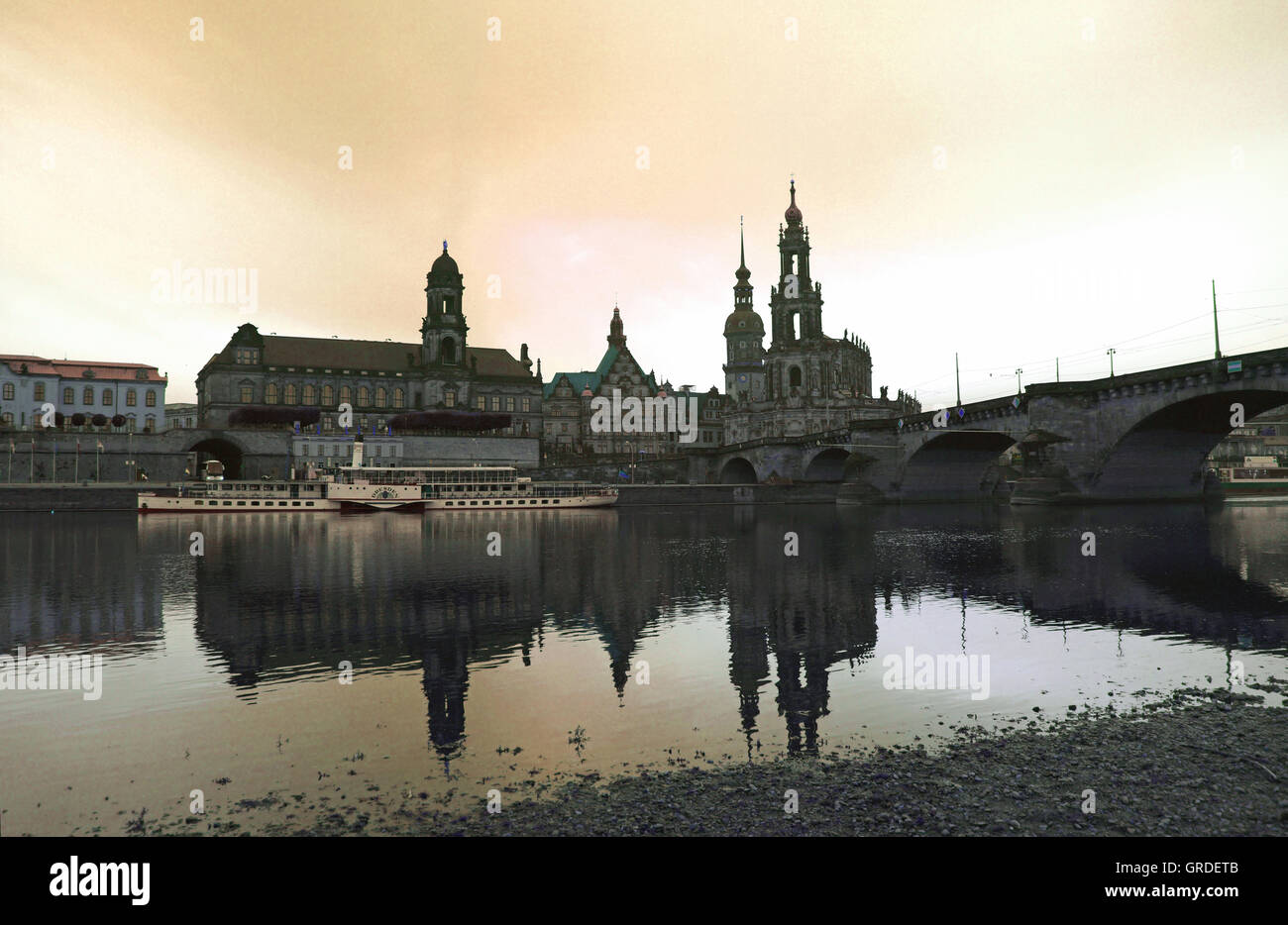 Skyline di Dresda con Augusto ponte sopra il fiume Elba e la Hofkirche, Dresda, Sassonia, Germania, Europa Foto Stock