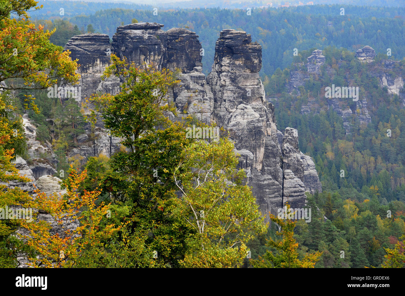 Rocce di montagne di roccia arenaria dell'Elba accanto al Bastione, Sassonia, Germania, Europa Foto Stock