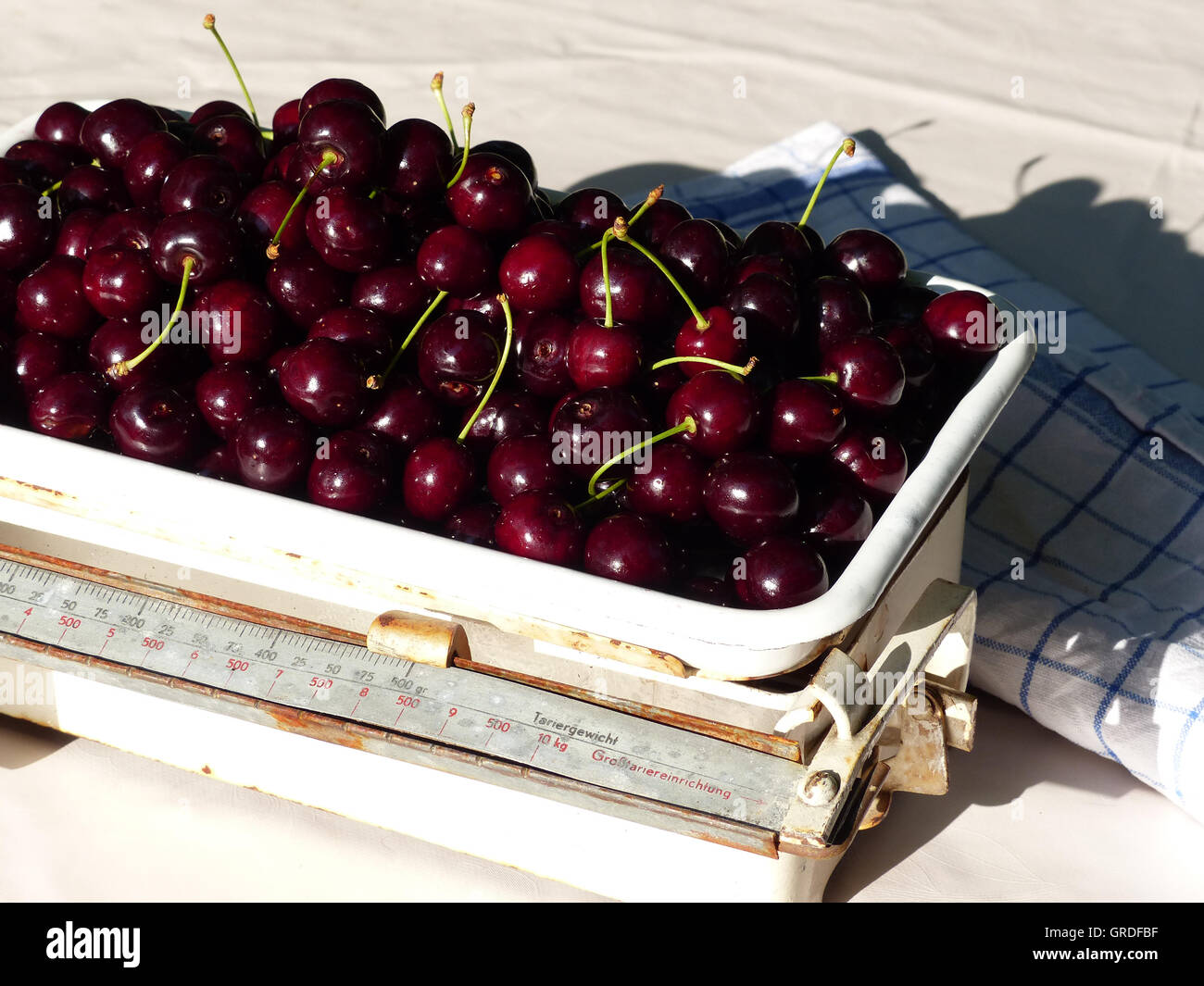 Appena raccolto Ciliegie dolci sulla vecchia bilancia da cucina Foto Stock