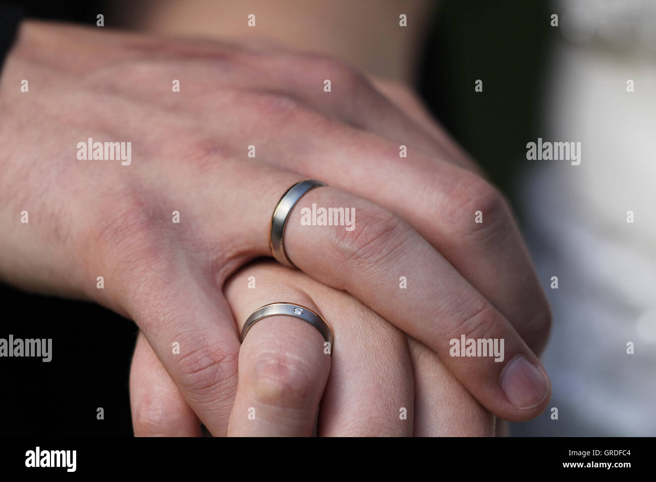 Le mani della sposa e lo sposo Foto Stock