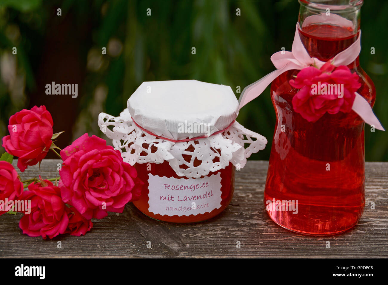 Fragranza Gelatina di Rose e di sciroppo profumato liquore di Rose Foto Stock