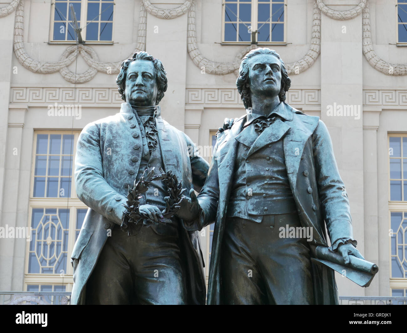 Goethe e Schiller Memorial davanti al teatro di Weimar Foto Stock