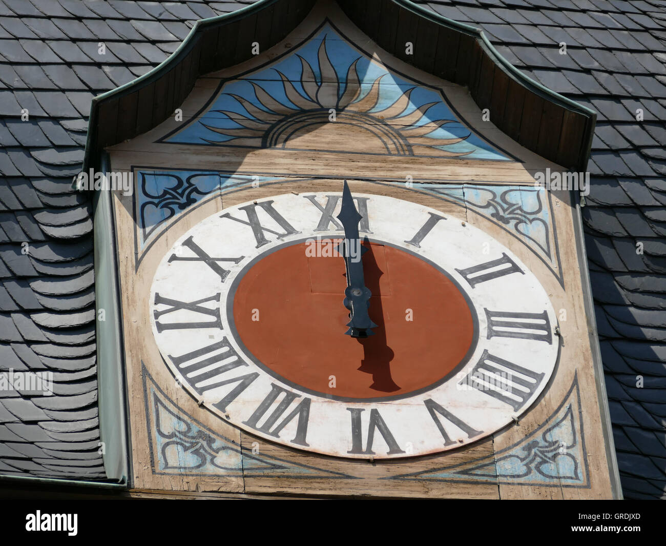 L'orologio a porta della città in Coburg mostra dodici o clock, mezzogiorno, Alta Franconia Foto Stock