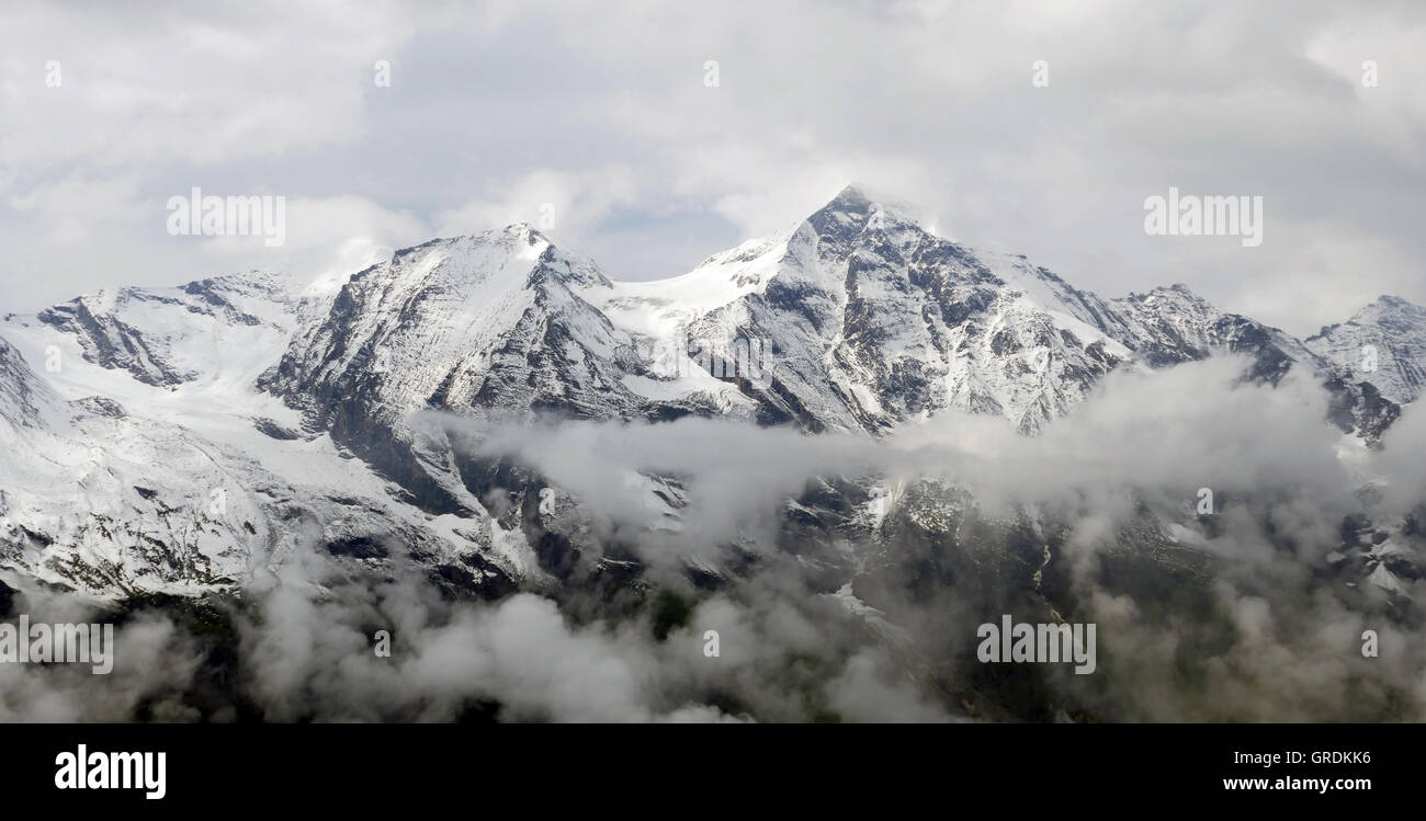 Le montagne nella parte orientale delle Alpi austriache al massiccio del Grossglockner, la Strada alpina del Grossglockner nascondere nella nebbia Foto Stock