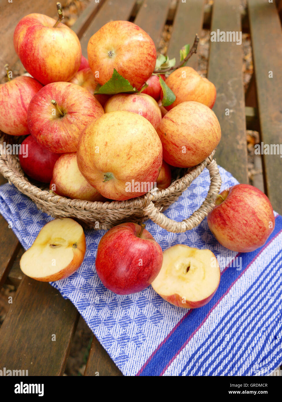 Mele, cesto di frutta Foto Stock