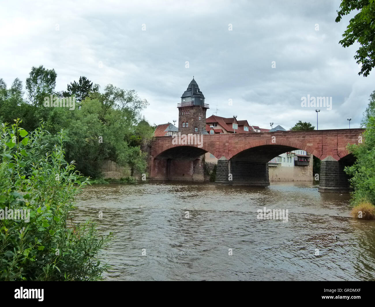 Fiume Nahe e vecchi Stonebridge In Bad Kreunach, Renania-Palatinato Foto Stock