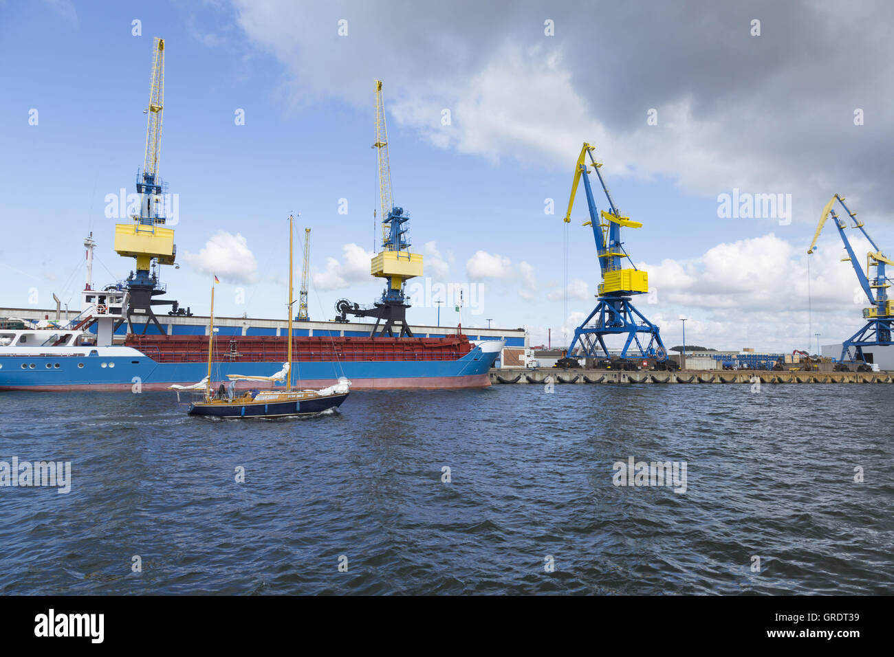 Due Master di fronte ad una nave da carico generale nel porto di Wismar Meclemburgopomerania occidentale Foto Stock